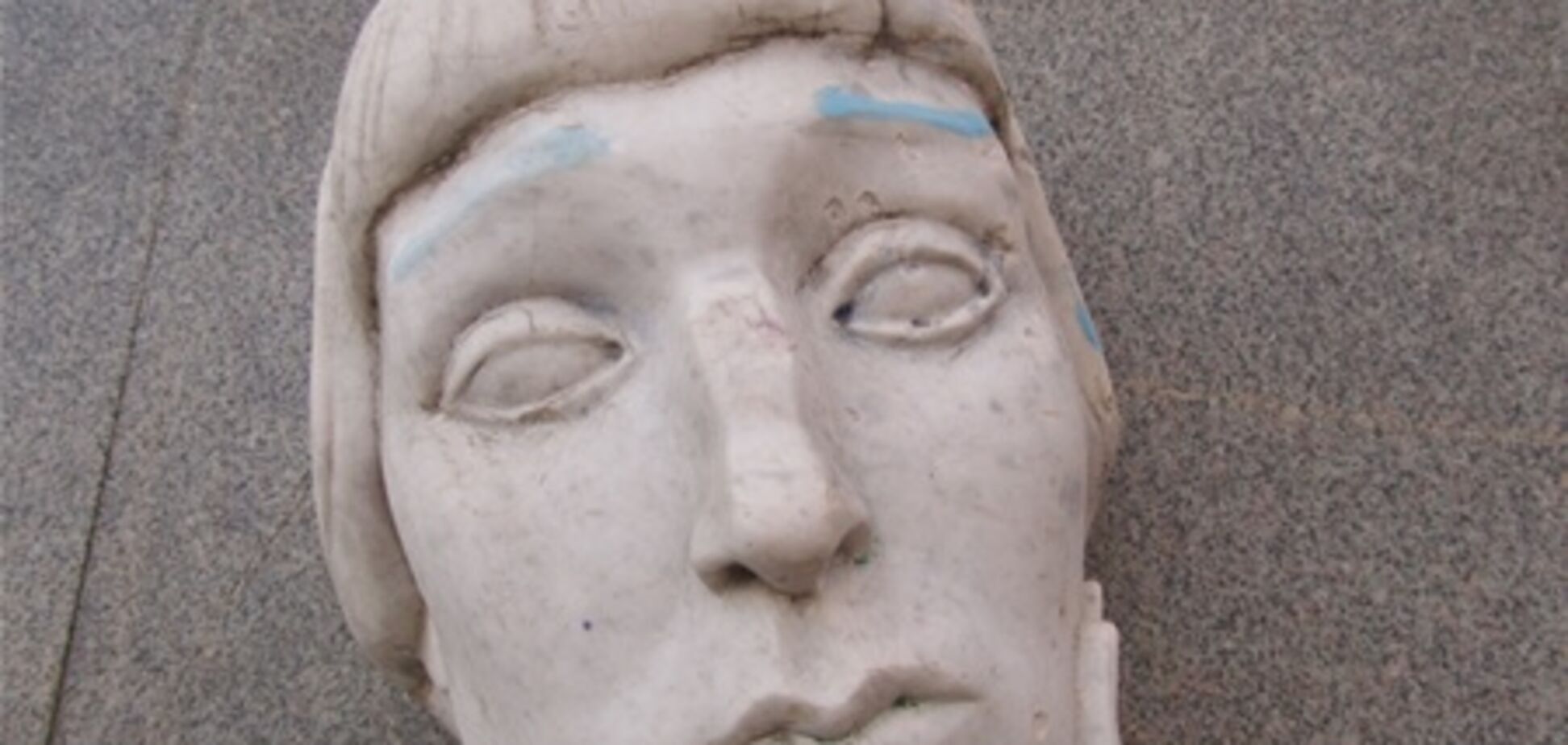 В Одессе вандалы разукрасили памятник Ахматовой. Фото