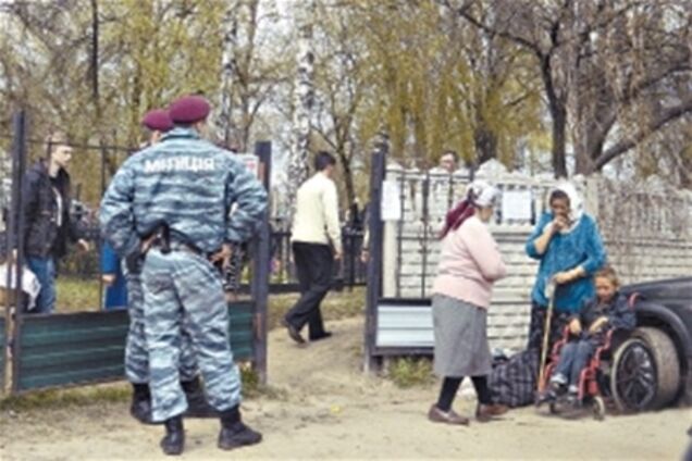 У селі під Києвом циганам заборонили вхід на кладовище
