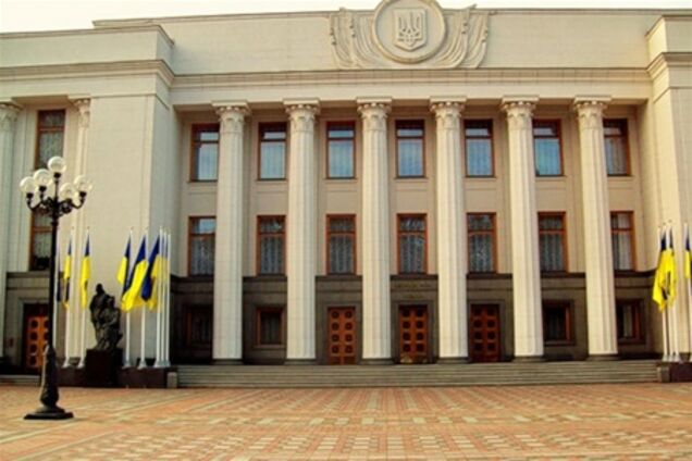 Вечернее заседание ВРУ не открылось, депутаты смотрят видео