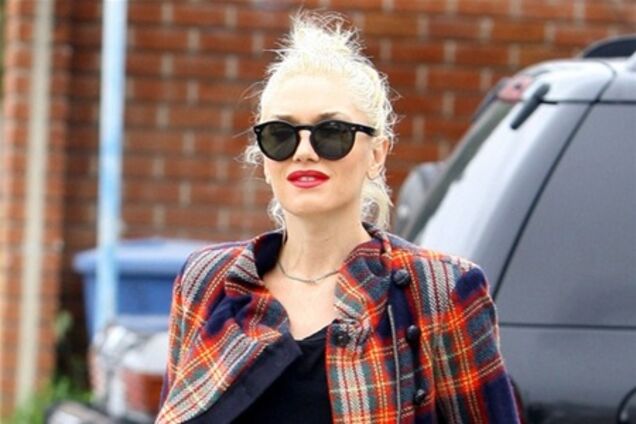 Стефани выбирает жакет в клеточку. Фото