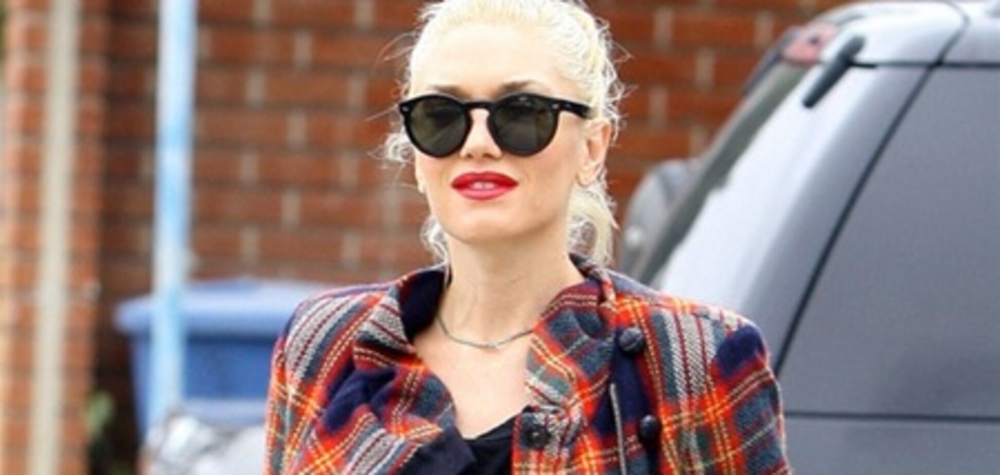 Стефани выбирает жакет в клеточку. Фото