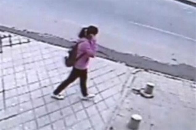 Девушка провалилась под землю посреди улицы. Видео