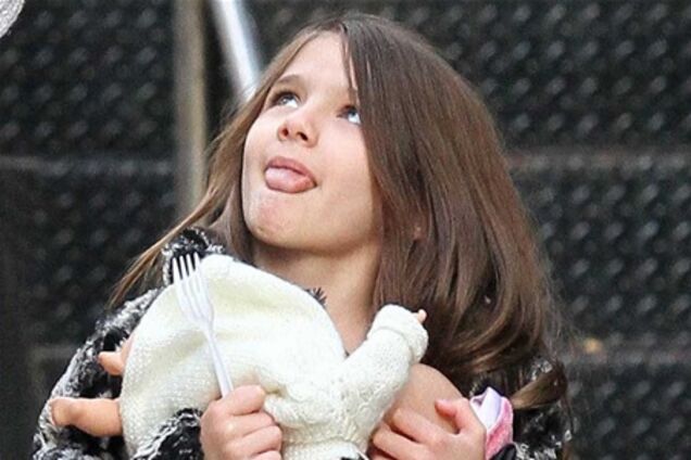 Сури кривляет Холмс на ходу. Фото