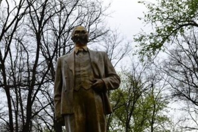 В Кривом Роге изуродовали памятник Ленину. Фото