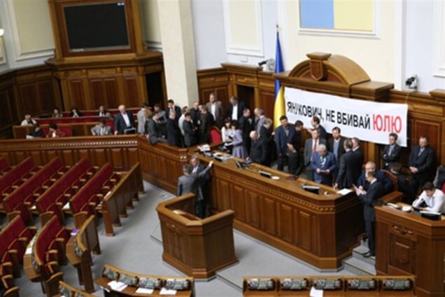 БЮТ блокує Раду незважаючи на кінець робочого дня. Фото