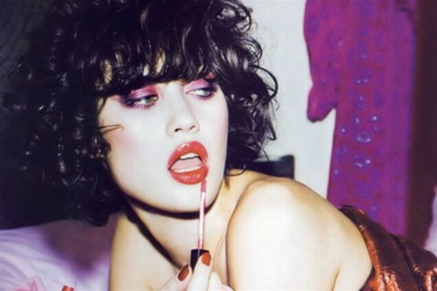 Кудрявый парик и соблазнительные губы Ольги Куриленко