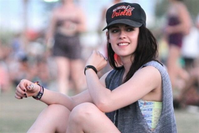 Кристен Стюарт в дырявой майке и бейсболке