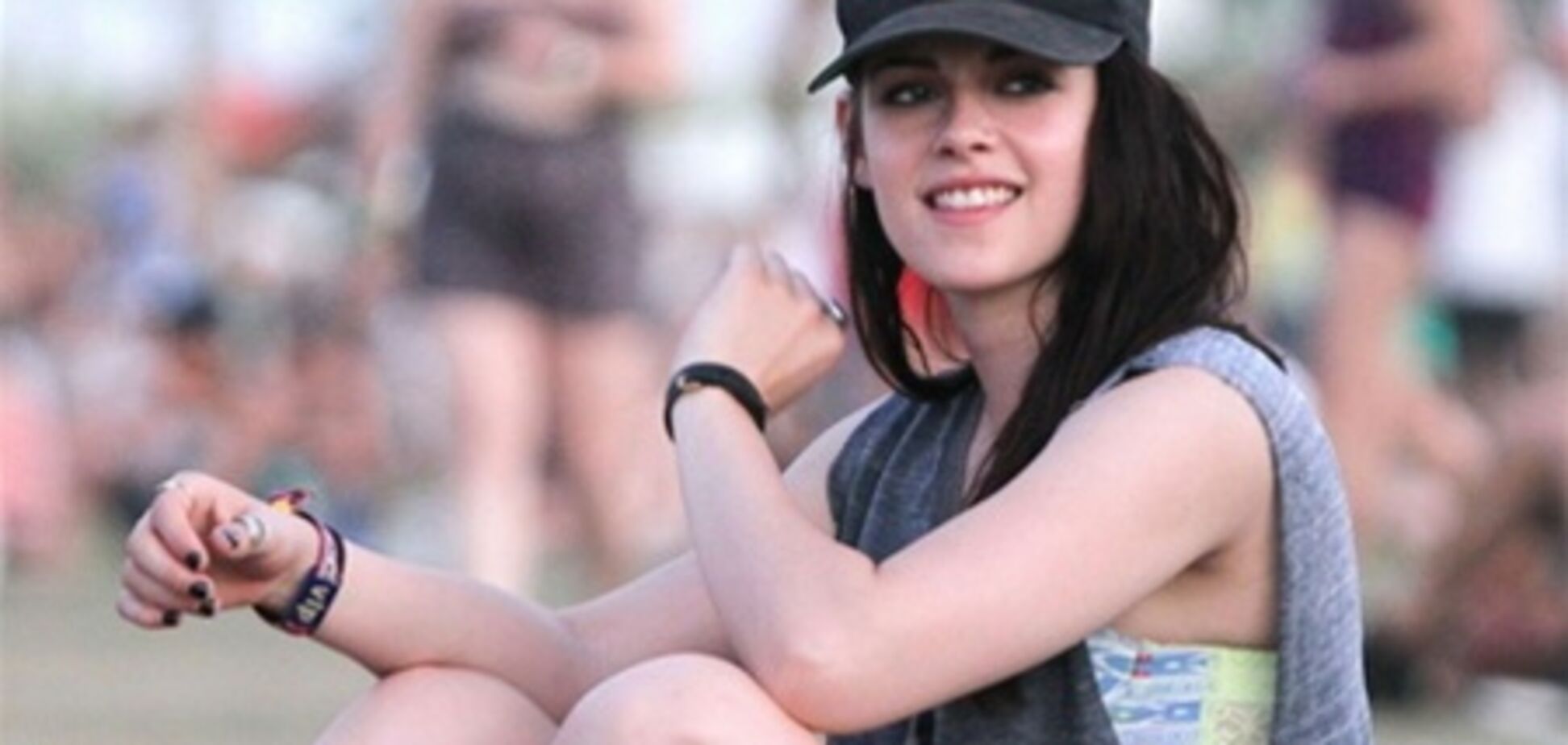 Кристен Стюарт в дырявой майке и бейсболке