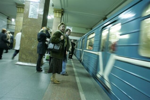 Девушка бросилась под поезд метро и чудом выжила