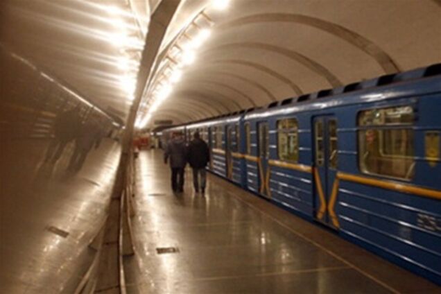 Из-за падения пассажира в Киеве остановилось метро