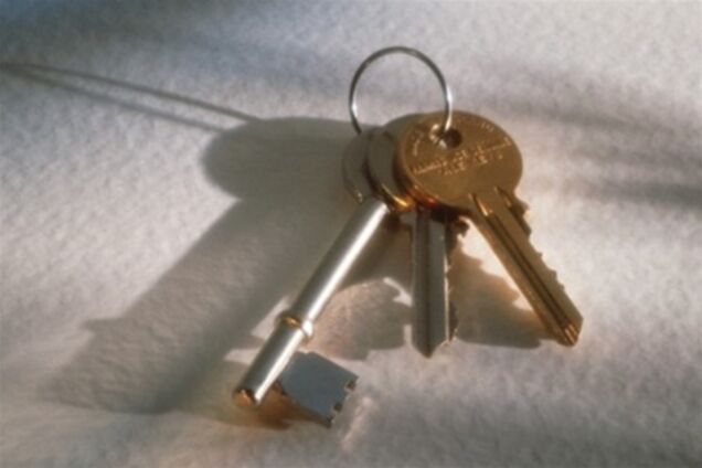 В Киеве первая семья-чернобыльцев получила ордер на квартиру