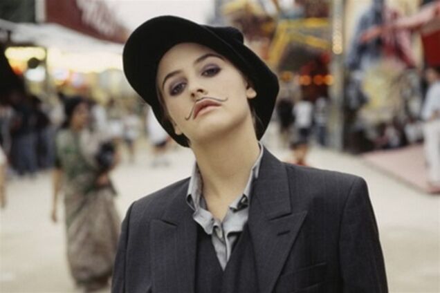 Алисия Сильверстоун с усами