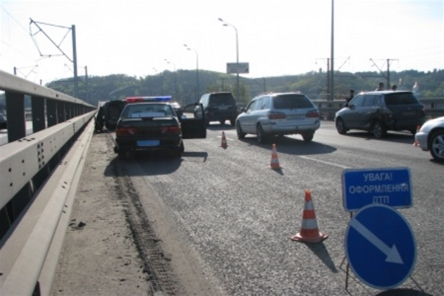 ДТП на Дарницком мосту: от удара авто ехало перевернутым