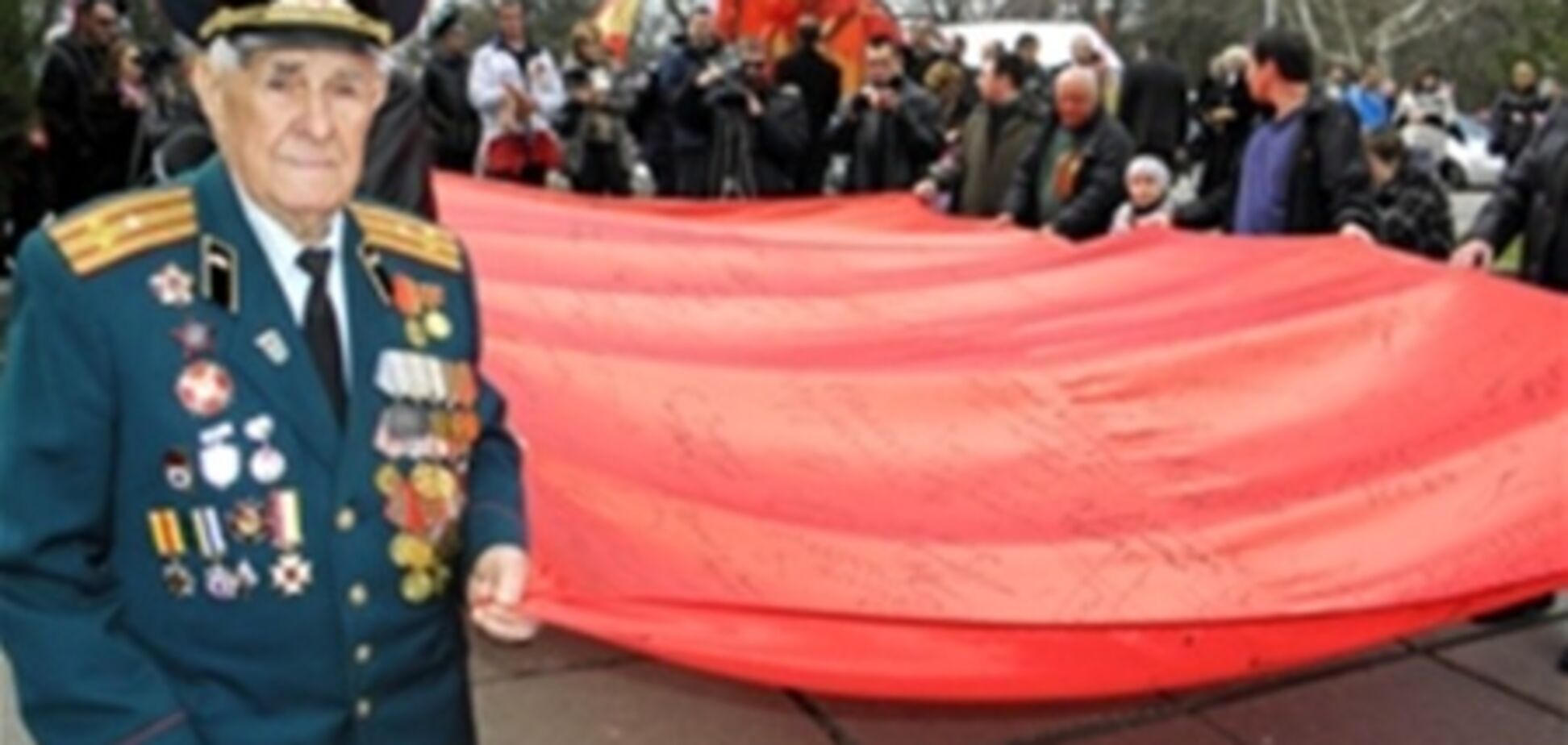 Во Львове запретили свастику и красные флаги