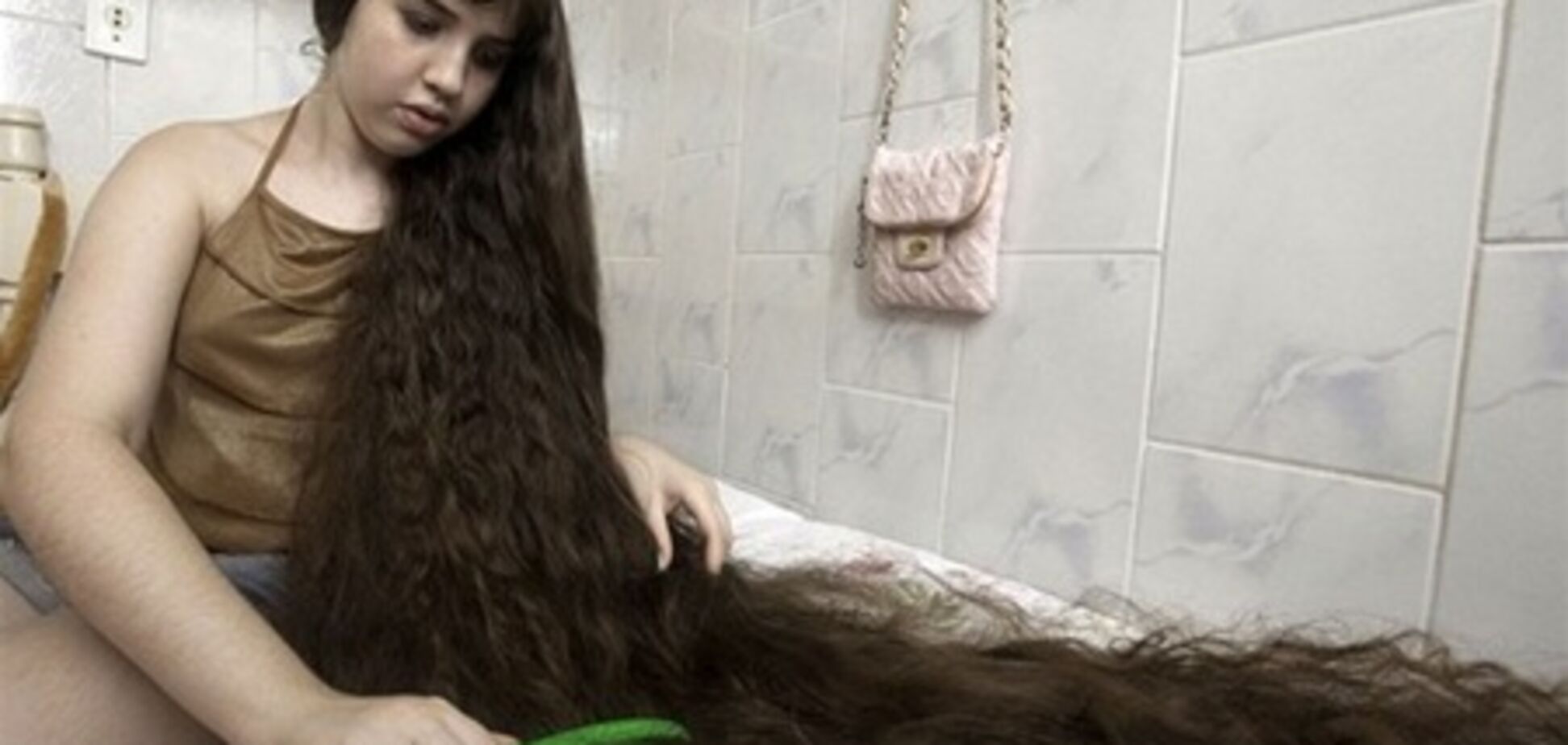 12-летняя бразильянка впервые остригла волосы и купила дом