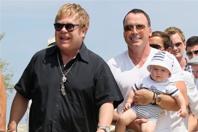 Элтон Джон уже ищет маму для будущего малыша