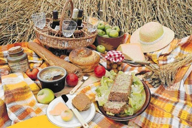 Пикник на Поляне: мясо и вино, красное на красном