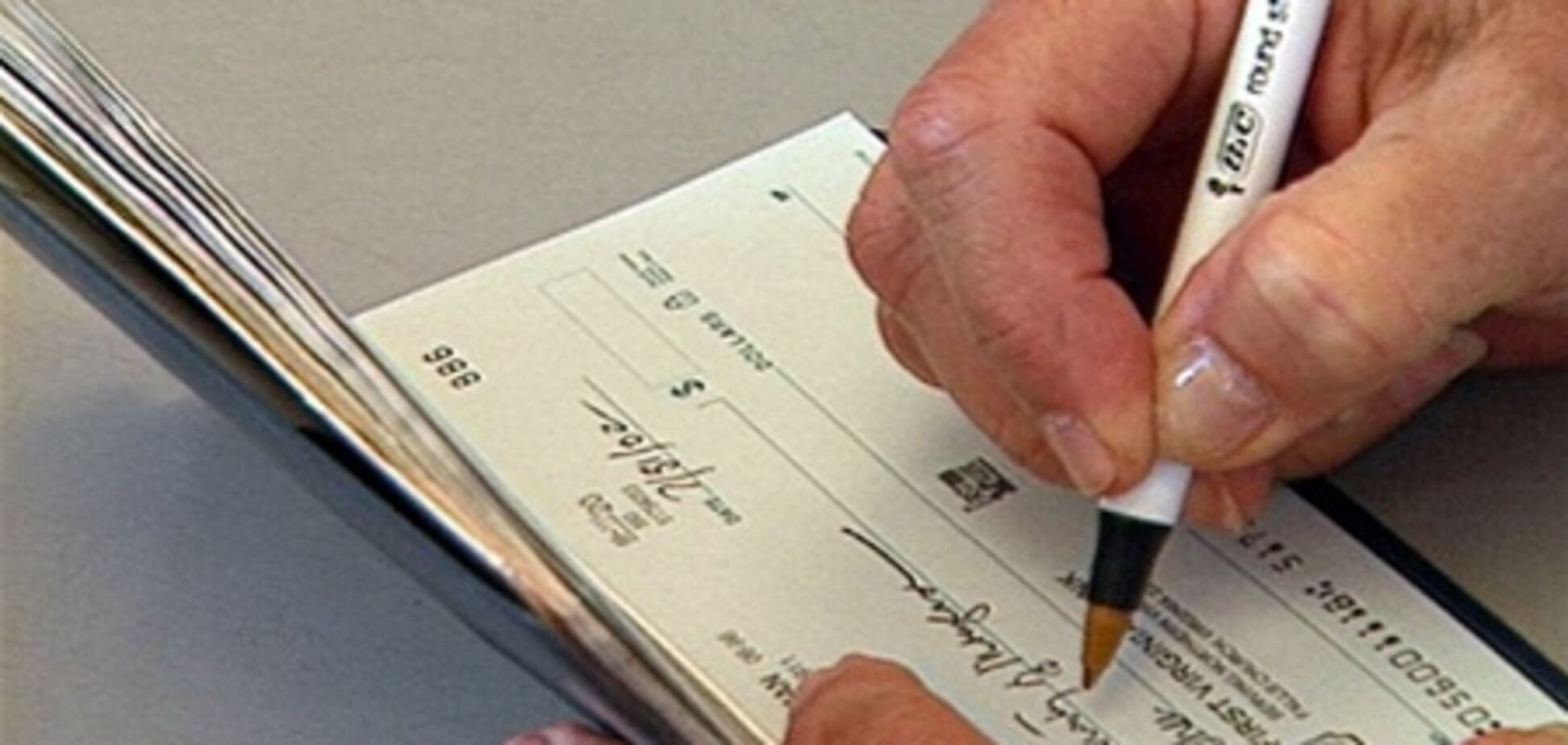 Франция намерена вывести из оборота банковские чеки