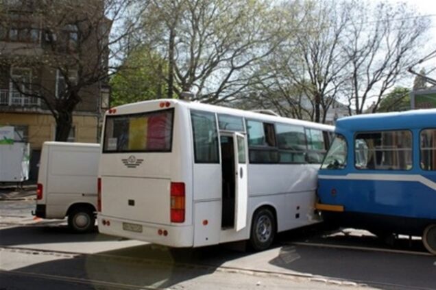 В Одесі трамвай протаранив рейсовий автобус. Фото