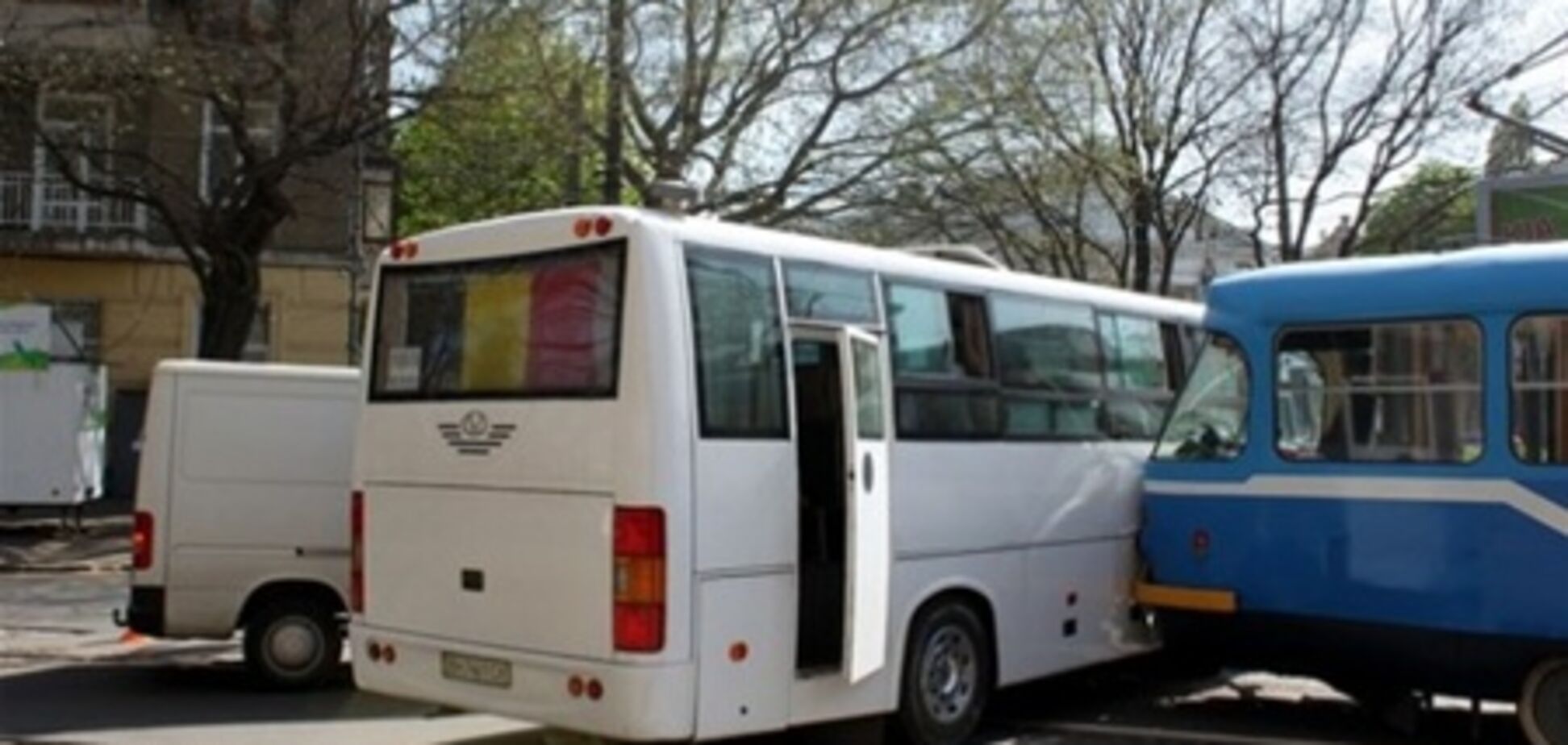 В Одессе трамвай протаранил рейсовый автобус. Фото