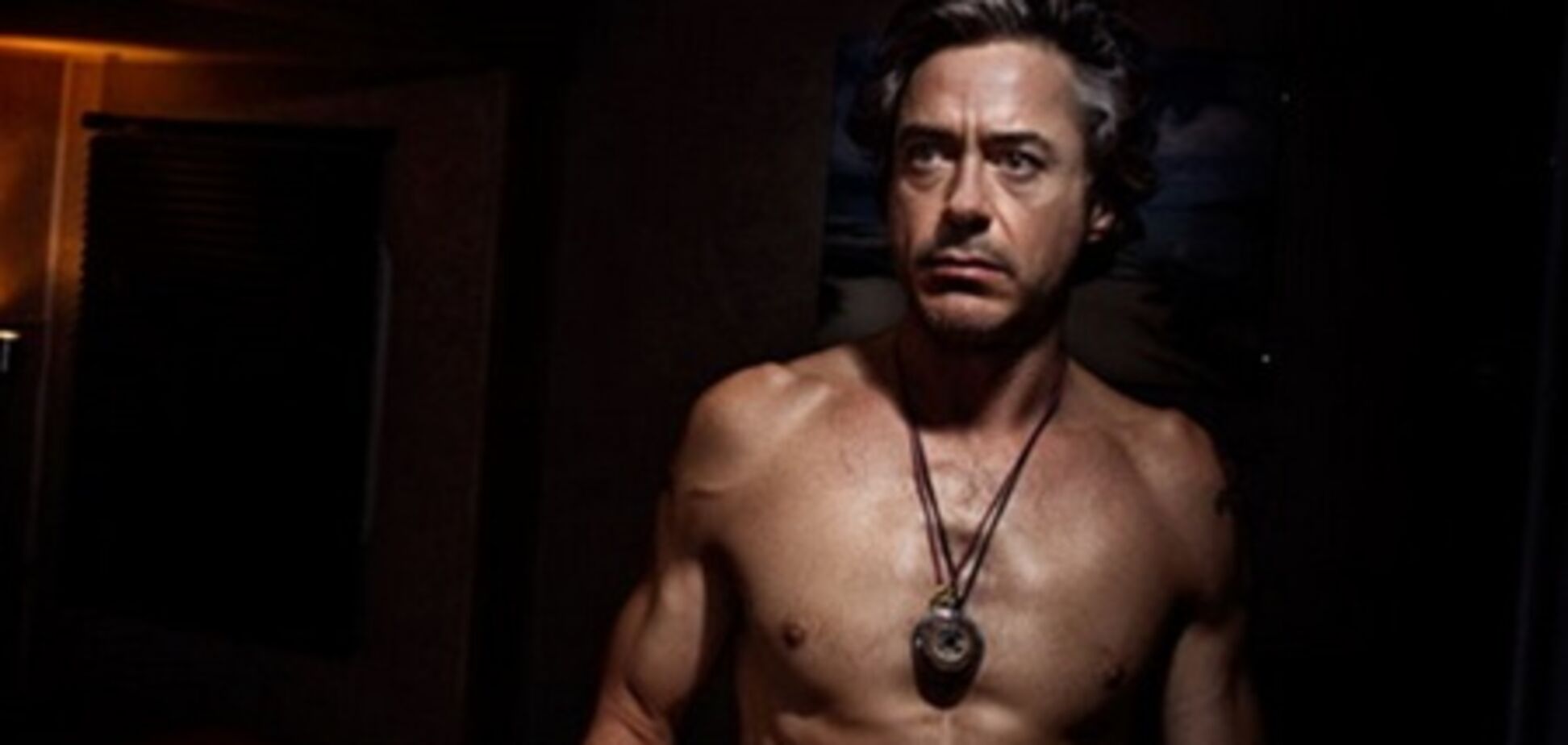 Дауни младший с голым торсом