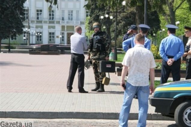 В центре Чернигова взорвали урну с порохом. Фото
