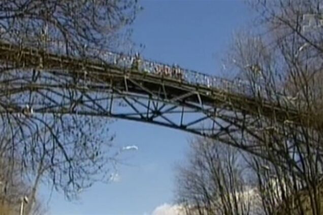 В Киеве 17-летний парень бросился с 'моста влюбленных'