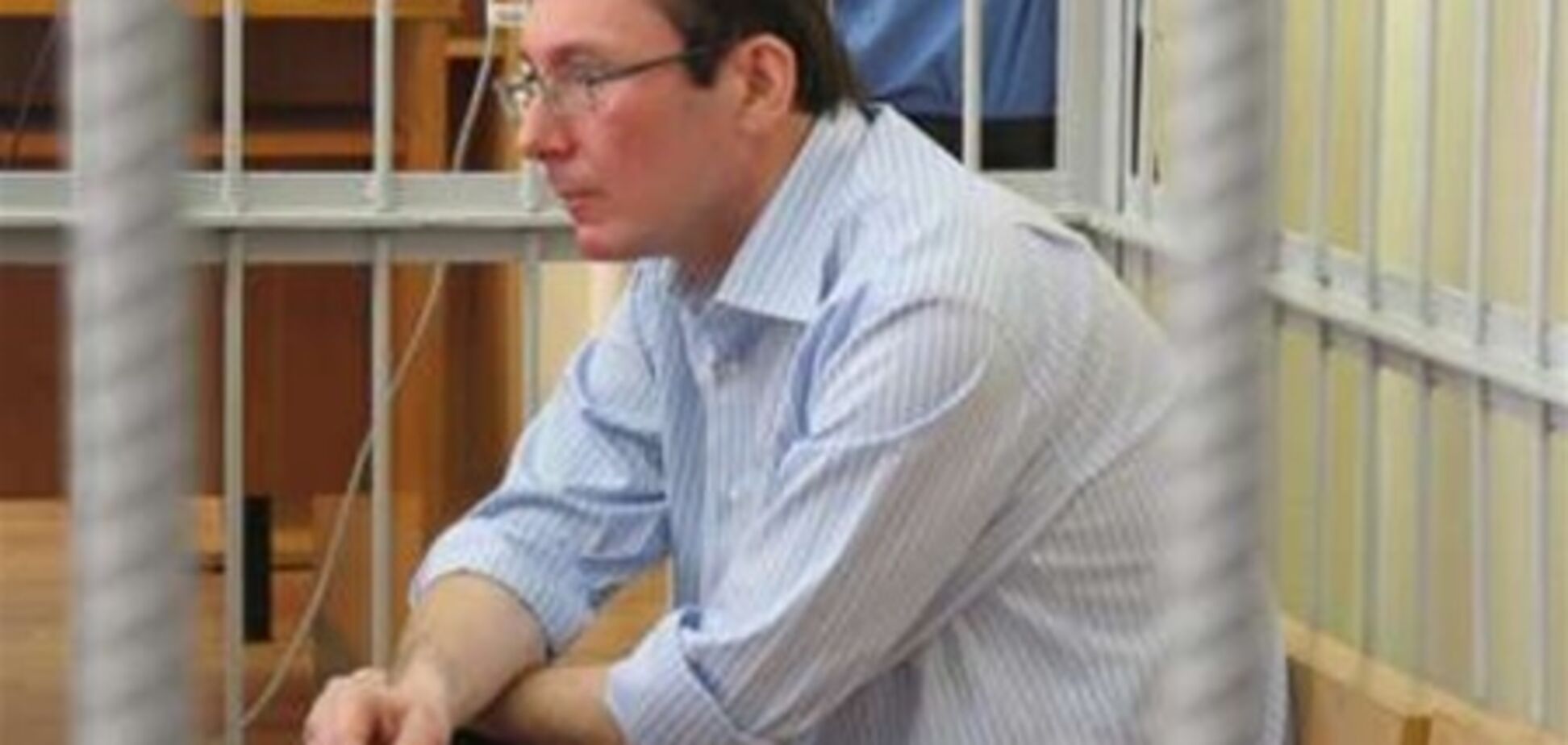 Луценко жалуется, что боли усилились, и требует врача