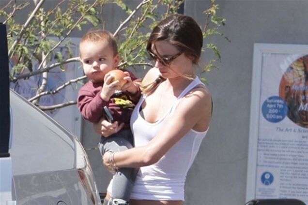 Миранда Керр взяла Флина на йогу. Фото