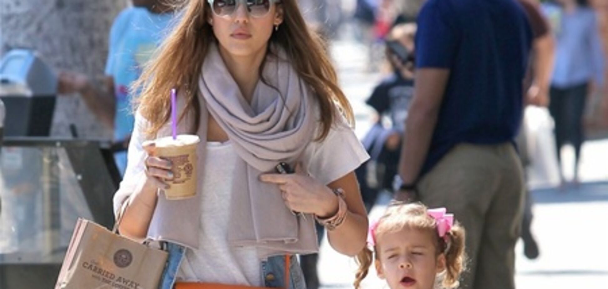 Альба и Онор гуляют по магазинам. Фото