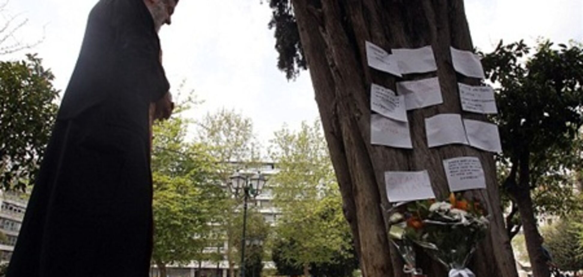 Публичное самоубийство пенсионера шокировало Грецию. Видео