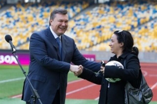 Янукович подарував журналістці м'яч