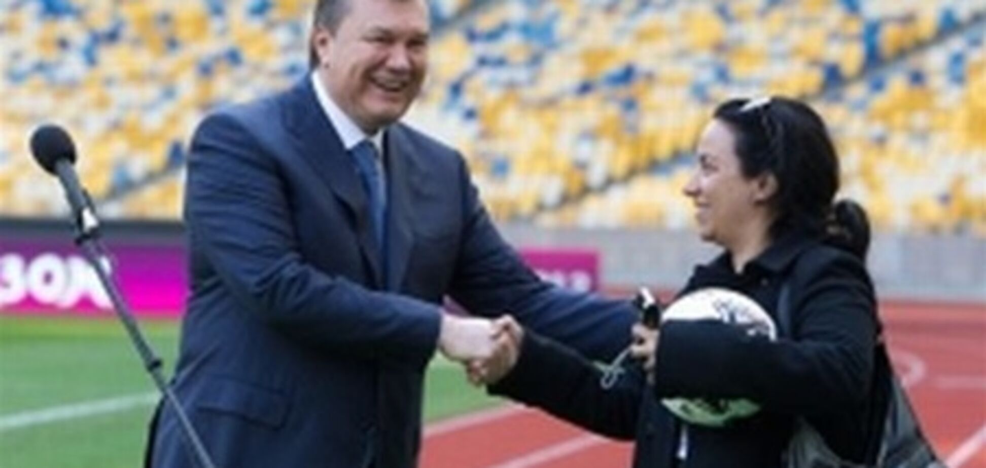 Янукович подарил журналистке мяч