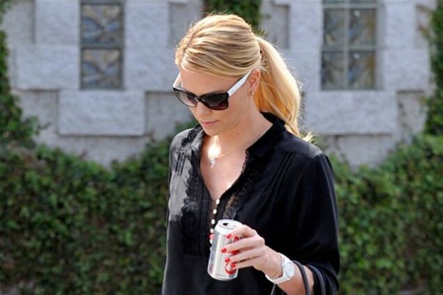 Терон выбрала мрачную одежонку. Фото