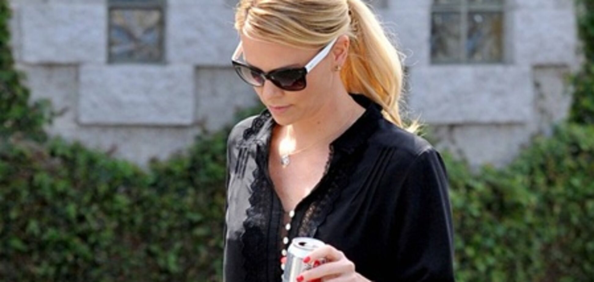 Терон выбрала мрачную одежонку. Фото