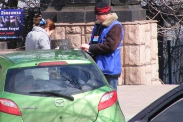 Парковщики просят Азарова вернуть сбор 'дани' с водителей. Видео