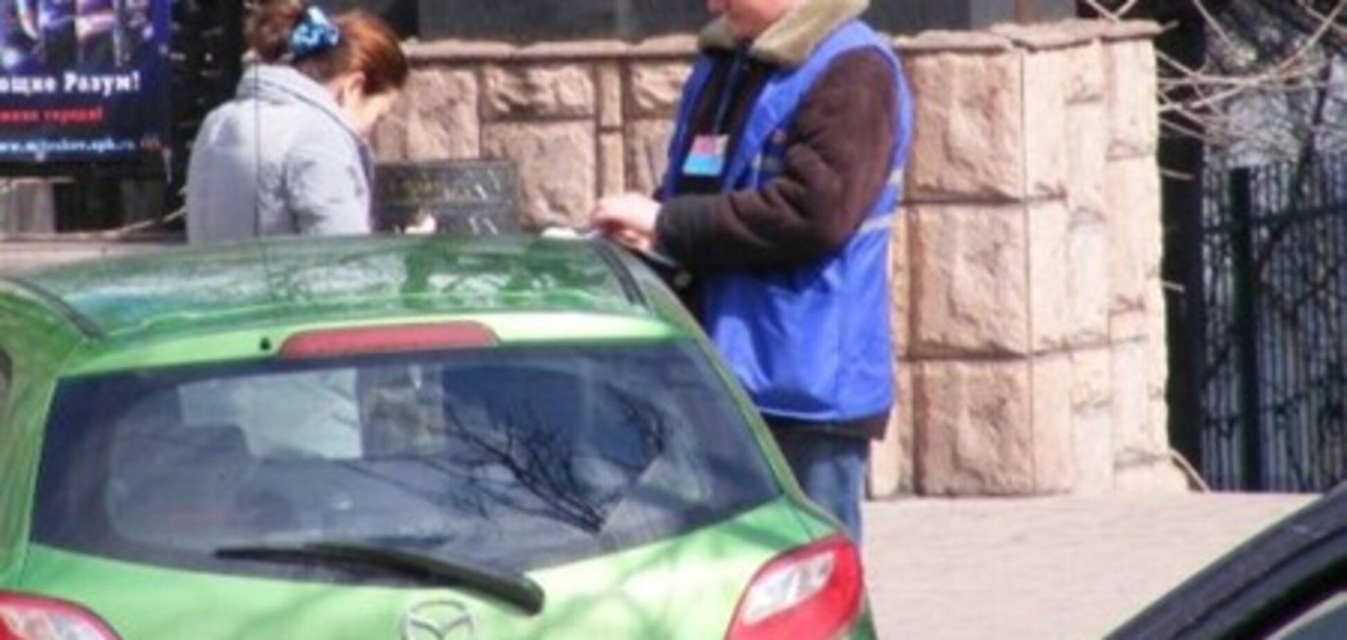 Парковщики просят Азарова вернуть сбор 'дани' с водителей. Видео