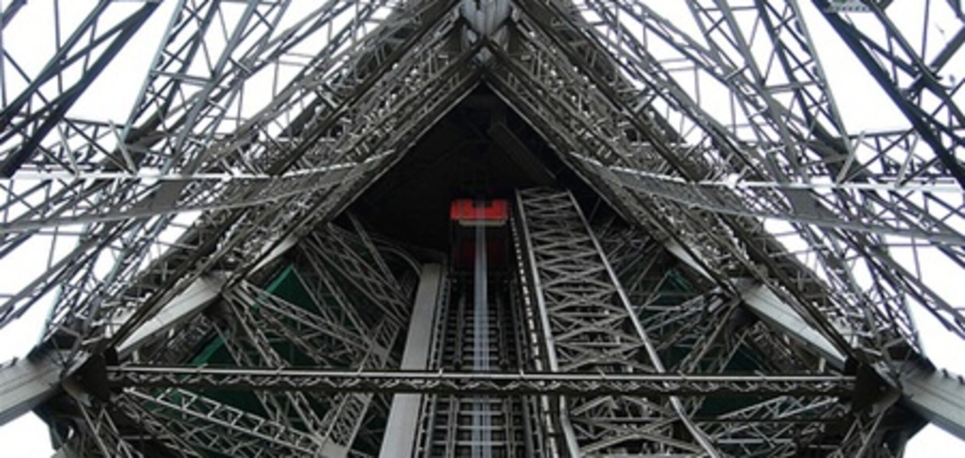 В Эйфелевой башне с высоты сорвался лифт