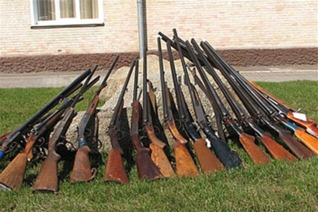 Пенсіонерка прийшла в міліцію зареєструвати 9 рушниць і револьвер
