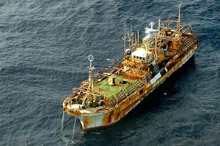 США расстреляли и затопили японский 'корабль-призрак'. Фото, видео