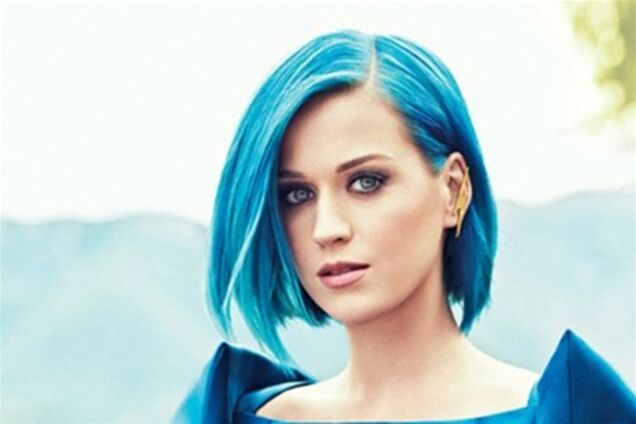 Перри подобрали одежду под волосы. Фото