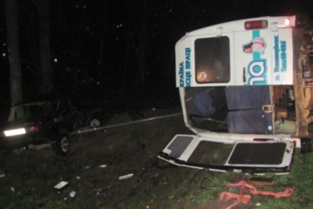 На Львівщині ВАЗ влетів у мікроавтобус: травмовано восьмеро людей. Фото