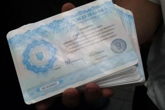 Янукович поручил проверять подлинность дипломов госслужащих