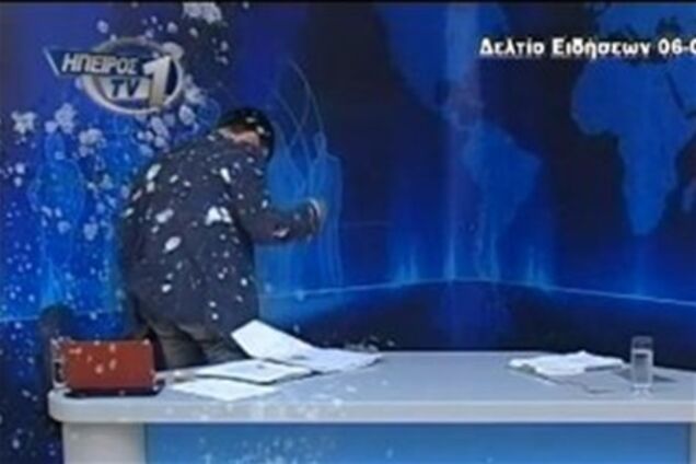 Анархисты в Греции забросали в прямом эфире ведущего яйцами и йогуртом. Видео