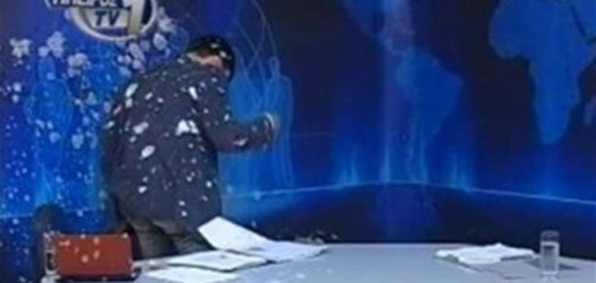 Анархисты в Греции забросали в прямом эфире ведущего яйцами и йогуртом. Видео