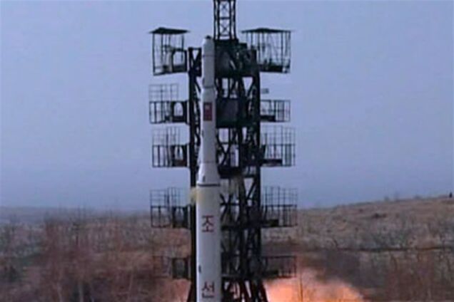 Первая ступень ракеты КНДР установлена на стартовой площадке