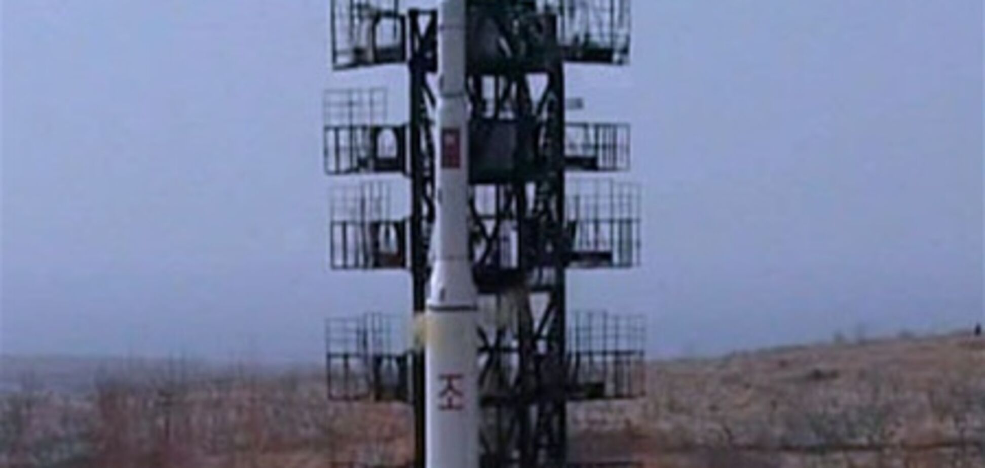 Первая ступень ракеты КНДР установлена на стартовой площадке