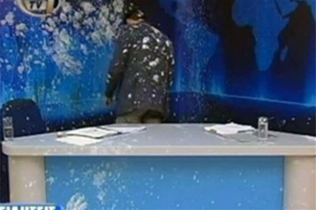 В Греции ведущего в прямом эфире забросали сметаной. Видео