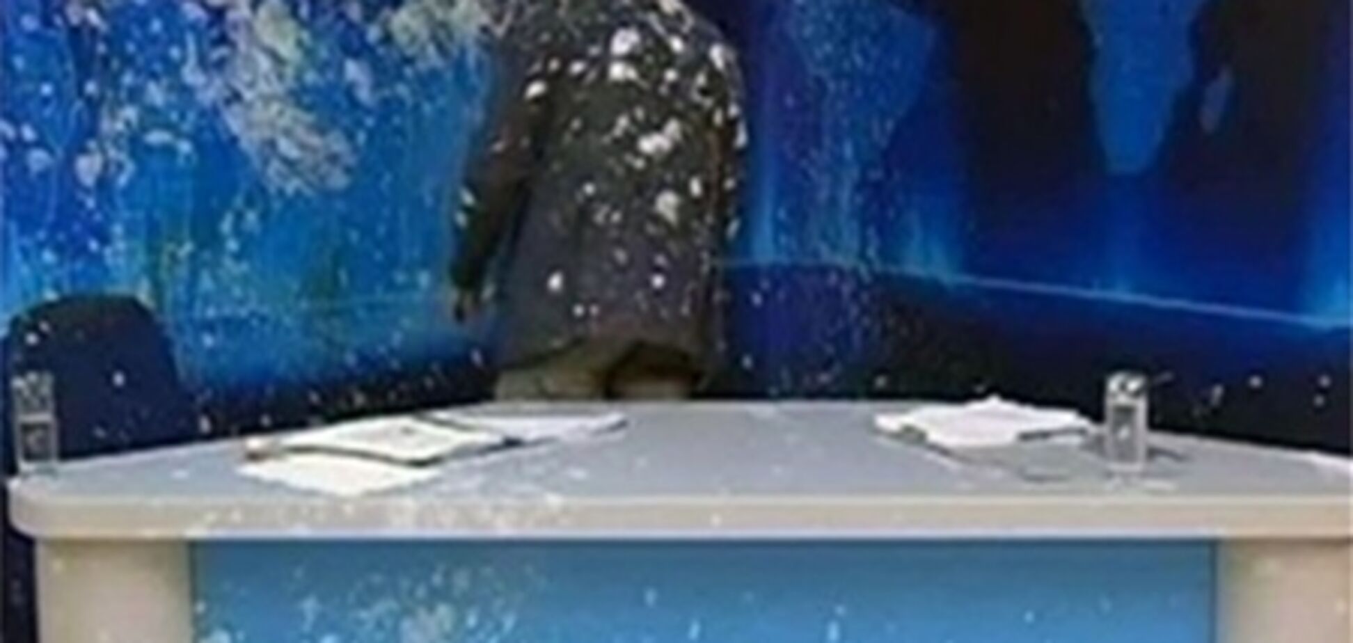 В Греции ведущего в прямом эфире забросали сметаной. Видео