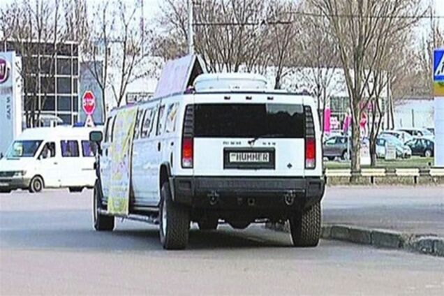 Обиженный на роскошь 'пролетарий' исполосовал ножом припаркованный лимузин